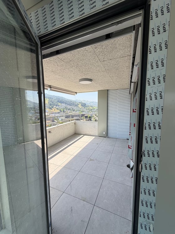 Moderne 2.5-Zimmer-Wohnung im 23. Stock mit atemberaubendem Ausblick auf See und Alpenpanorama 10