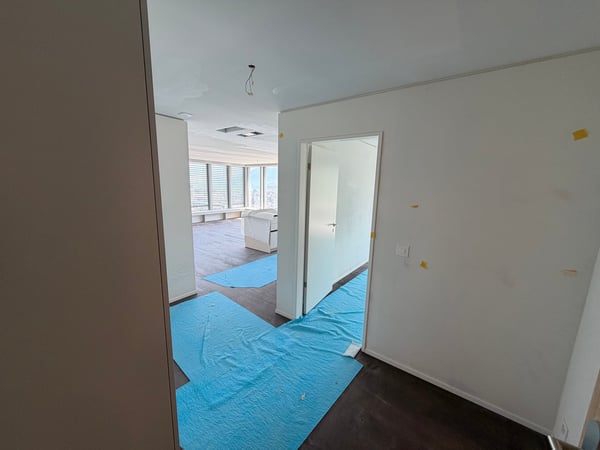 Moderne 2.5-Zimmer-Wohnung im 23. Stock mit atemberaubendem Ausblick auf See und Alpenpanorama 3