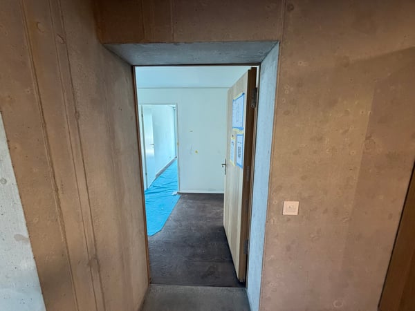 Moderne 2.5-Zimmer-Wohnung im 23. Stock mit atemberaubendem Ausblick auf See und Alpenpanorama 2