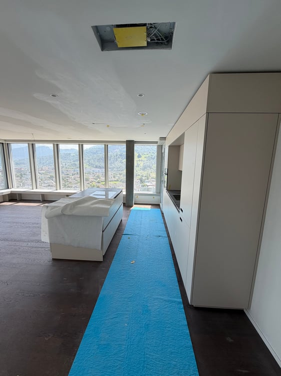 Moderne 2.5-Zimmer-Wohnung im 23. Stock mit atemberaubendem Ausblick auf See und Alpenpanorama 7