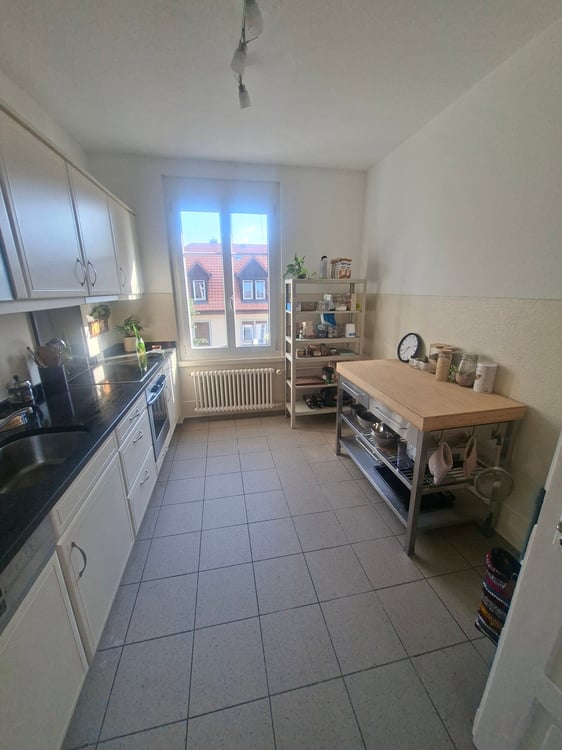 Charming 3.5-Room Old Building Apartment with Balcony & Views in Zürich-Altstetten 3