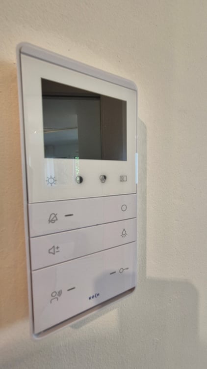 2 Zimmerwohnung mit Schwimmbad- und Saunazugang an Toplage in Zürich 12