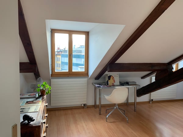 MAGNIFIQUE APPARTEMENT AVE CHARPENTE BOIS APPARENTE;  5.5 P. NON MEUBLE, CHEMINEE, JARDIN COMMUN 10