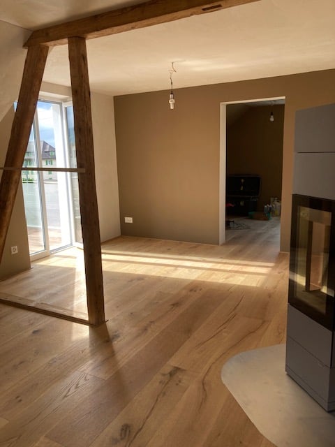 Charmante 2.5-Zimmer-Dachwohnung in Siebnen – frisch renoviert mit Bergblick 3