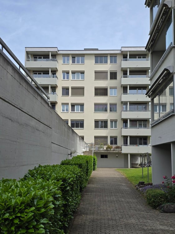 Helle 4.5-Zimmer-Wohnung mit Balkon und schöner Aussicht in Jona 7