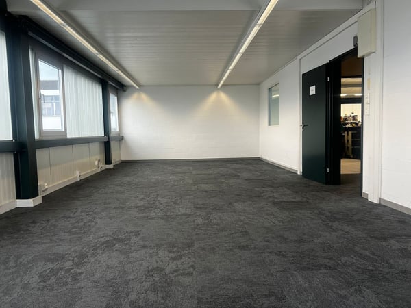 Gewerbe-/Fahrzeughalle zur Untermiete in Meilen ca. 300 m² mit Büro und 2 Aussenparkplätzen 6