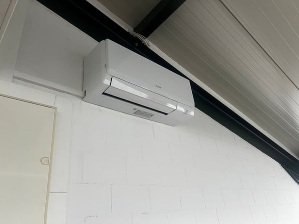 Gewerbe-/Fahrzeughalle zur Untermiete in Meilen ca. 300 m² mit Büro und 2 Aussenparkplätzen 10