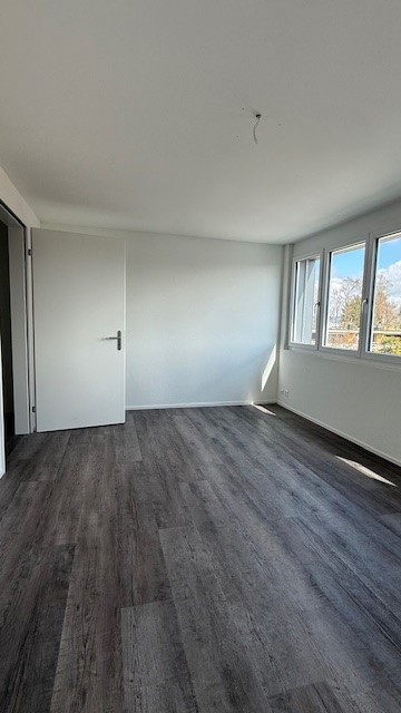 Moderne 2.5-Zimmer-Wohnung mit Balkon in Niederhasli 8