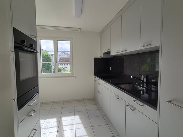 helle 3 1/2 Zimmerdachwohnung mit Cheminée an zentraler Lage nähe See 2