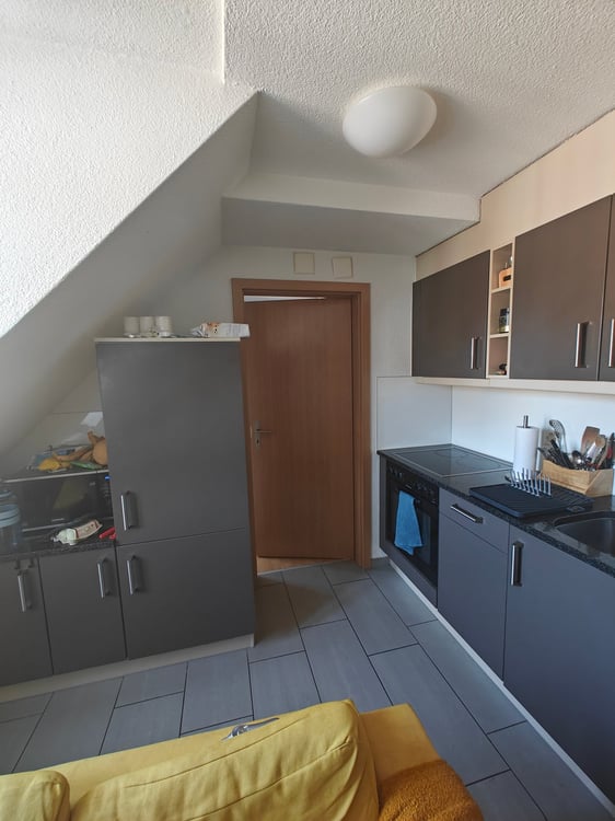 Charming 2-Room Apartment on the 5th Floor in Zürich's Vibrant District 4 3
