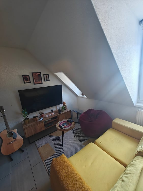 Charming 2-Room Apartment on the 5th Floor in Zürich's Vibrant District 4 2