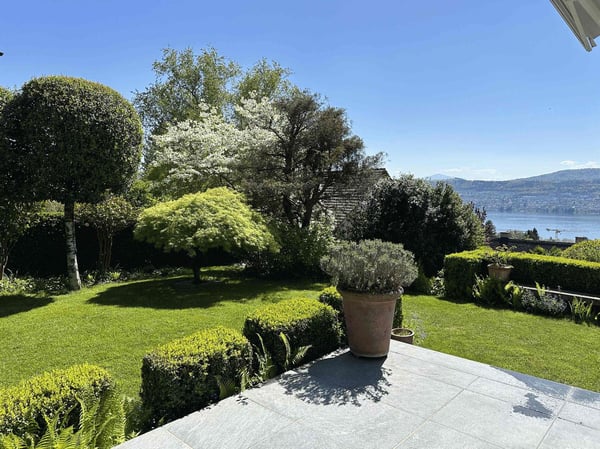 Einfamilienhaus mit Seesicht im Gartenparadies 2