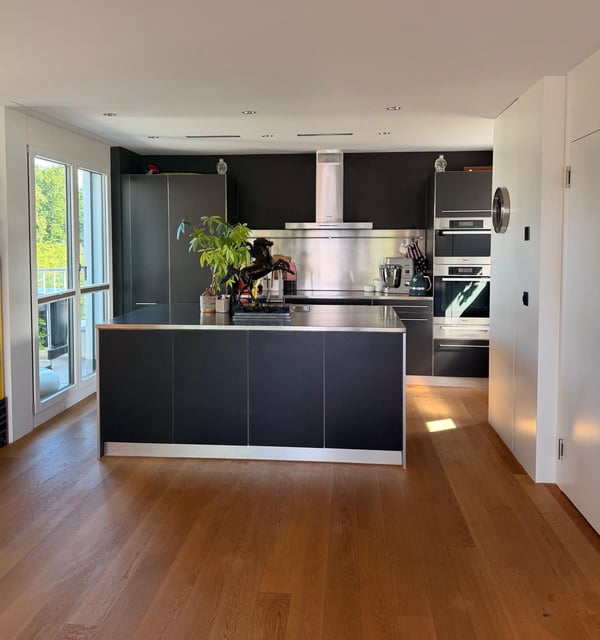 Stunning 4.5-Room Attic Apartment with Panoramic Views in Zollikon 4