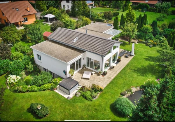 Exklusives Wohnen mit höchster Lebensqualität /Doppelgarage | Gedeckt & abschliessbar | Traumgarten 2