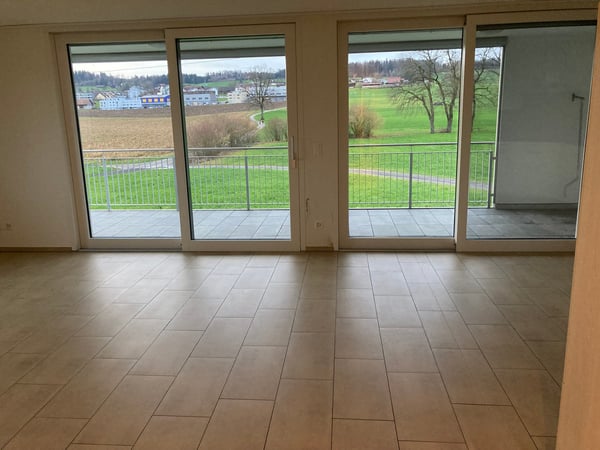 Helle 4.5-Zimmer-Wohnung mit Balkon und schöner Aussicht in Oberrüti 2