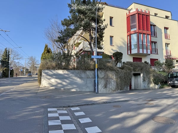Einstellhallenplatz in Zürich-Höngg – Segantinistrasse ZU VERMIETEN 3