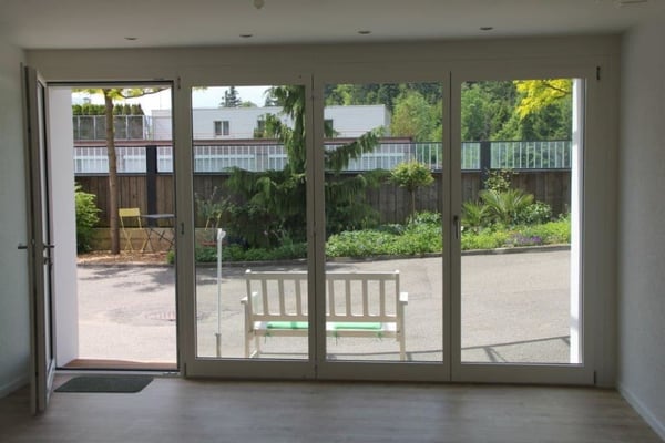 Zu vermieten in Heimberg: Moderne 2 Zimmer Wohnung mit grosszügiger, offener Wohnküche 3