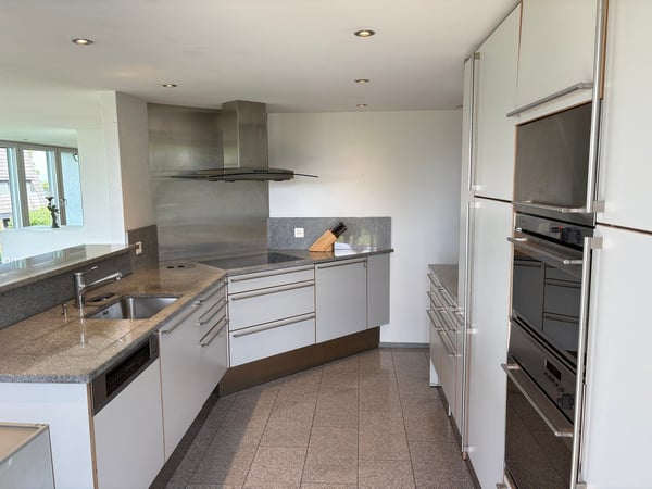Spacious House in Prime Location with Panoramic Views 2