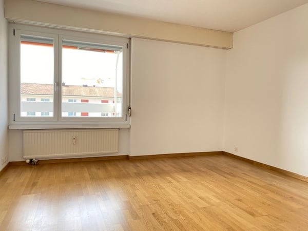 Zu vermieten 3.5-Zimmerwohnung neben Wohncenter und Reuss 6