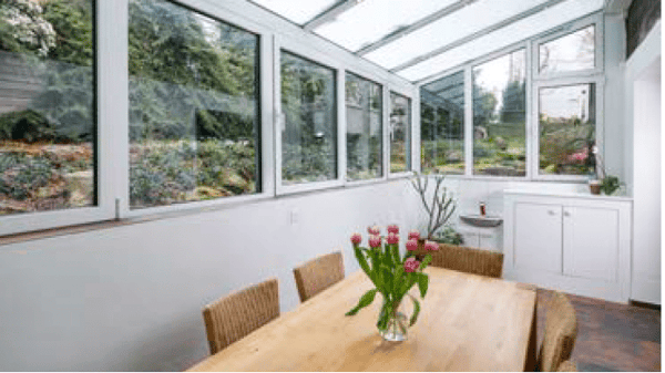 2.5-Zimmer Studio mit Wintergarten und Gartensitzplatz im traditionellen Chalet 2