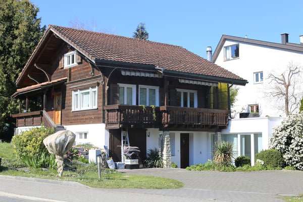 2.5-Zimmer Studio mit Wintergarten und Gartensitzplatz im traditionellen Chalet 4