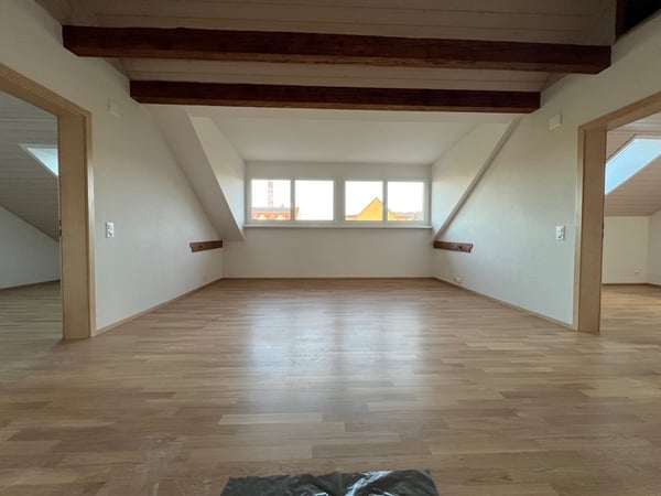 Charmante 4.5-Zimmer-Dachwohnung mit Balkon und schöner Aussicht in Winterthur 1