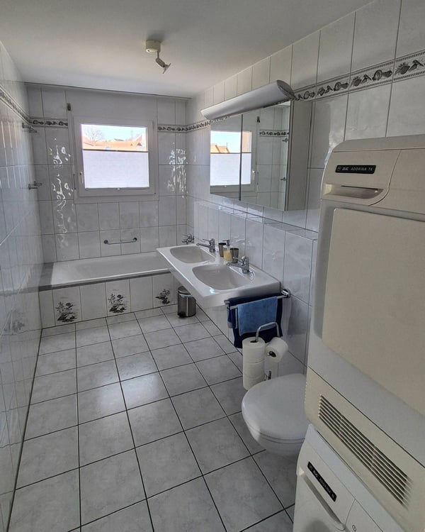 Attraktive 4.5-Zimmer-Eigentumswohnung mit zwei teilverglasten Balkonen in Gutenswil 3