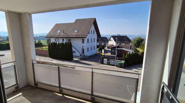 Attraktive 4.5-Zimmer-Eigentumswohnung mit zwei teilverglasten Balkonen in Gutenswil 6