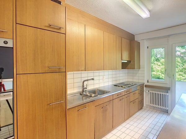 Spacious 5.5-Room Apartment with Balcony and Fireplace in Zürich Witikon 2