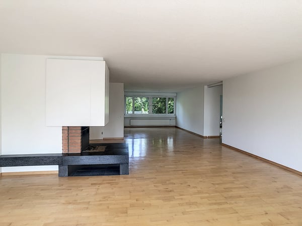 Spacious 5.5-Room Apartment with Balcony and Fireplace in Zürich Witikon 3
