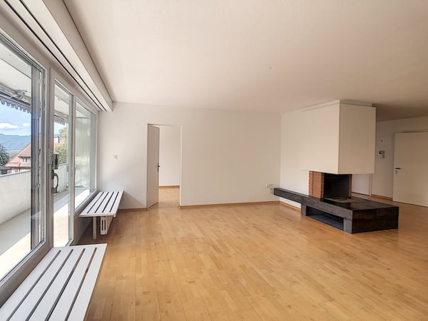 Spacious 5.5-Room Apartment with Balcony and Fireplace in Zürich Witikon 4