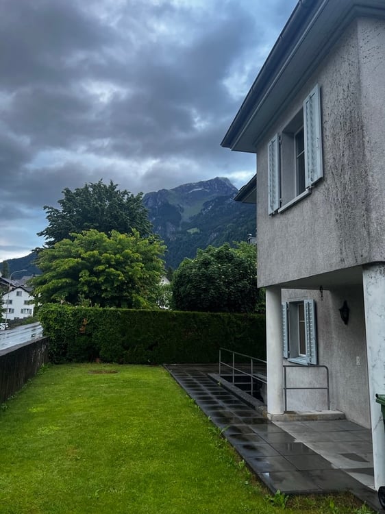 4.5-Zimmer-Eckhaus mit Garten, Wohnküche und Cheminée in Mitlödi 4