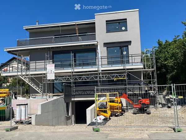 Erstbezug – 6.5-Zimmer Wohnung mit Terrasse/ Garten/ 2 Garagenparkplätzen im Eigentumsstandard 1