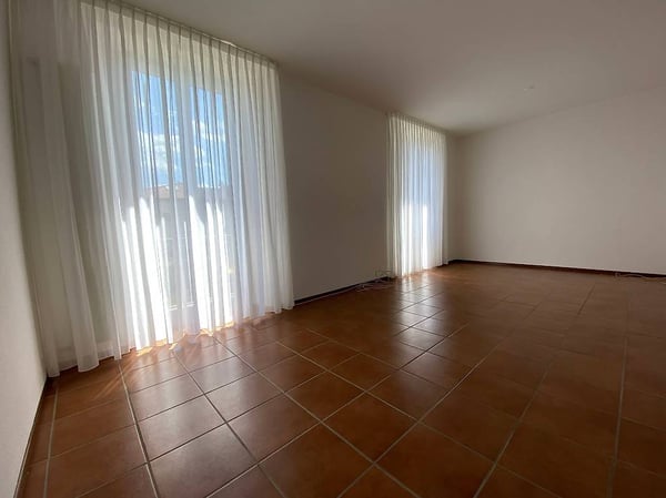 Accogliente appartamento di 2.5 locali con balcone e vista a Pura 2