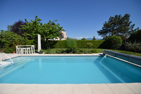 Somptueuse villa jumelée par le garage avec piscine, salle de cinéma et salle de sport à Tannay VD 3