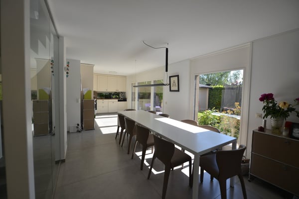 Somptueuse villa jumelée par le garage avec piscine, salle de cinéma et salle de sport à Tannay VD 8