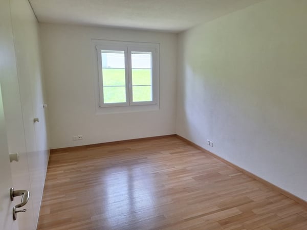Ruhige und sonnige 3-Zimmerwohnung mit grossem Balkon im Dorfteil Ringlikon 11