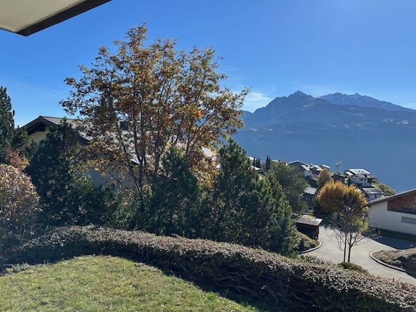 Charmante 3.5-Zimmer-Terrassenwohnung mit Bergpanorama in Falera 1