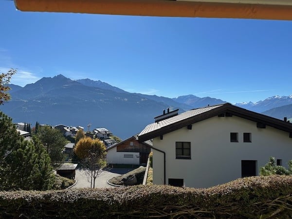 Charmante 3.5-Zimmer-Terrassenwohnung mit Bergpanorama in Falera 3