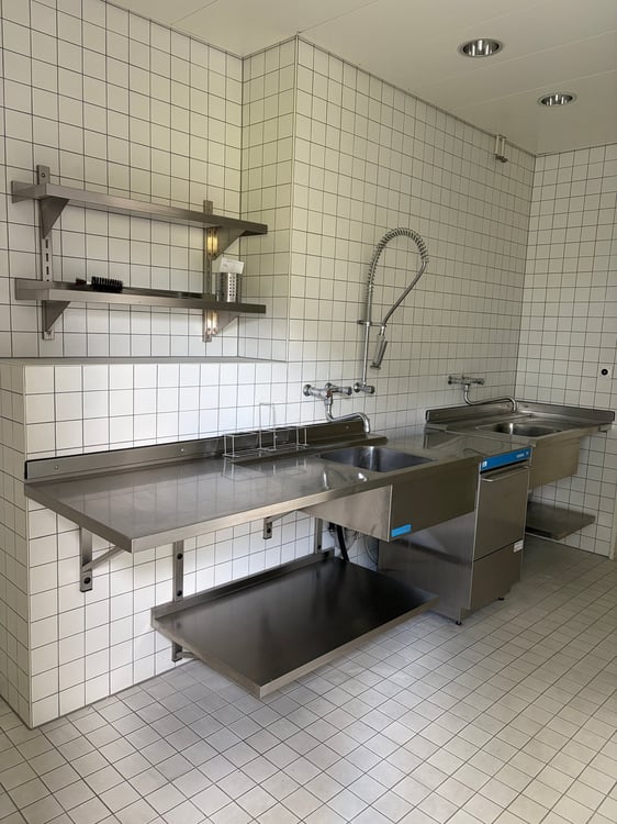 Büro / Atelier / Schulungsraum / Gewerberaum mit Küche im Dachgeschoss 9