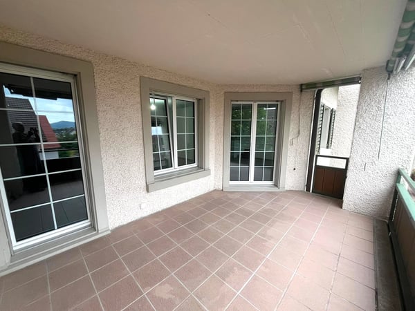 Helle 4.5-Zimmer-Wohnung mit Balkon und schöner Aussicht in Winkel 3