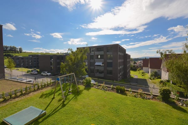 Helle 4.5-Zimmer-Wohnung mit Balkon und schöner Aussicht in Winkel 10