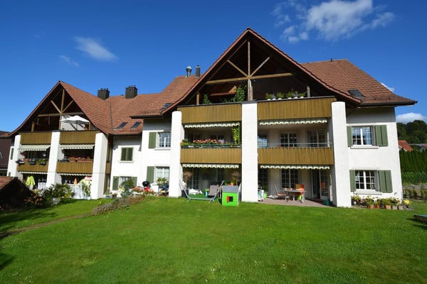 Helle 4.5-Zimmer-Wohnung mit Balkon und schöner Aussicht in Winkel 2