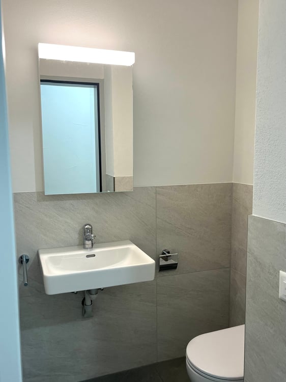 Helle 4.5-Zimmer-Wohnung mit Balkon und schöner Aussicht in Winkel 5