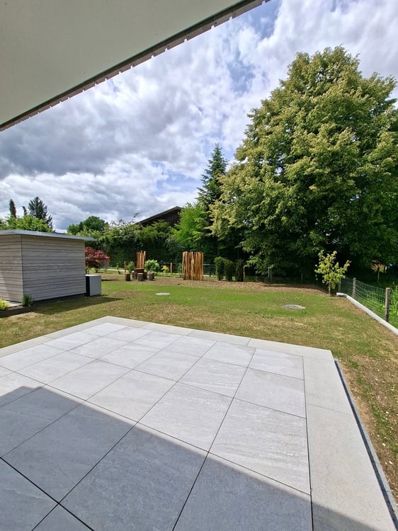 Erstvermietung 4.5-Zimmer-Reihenhaus mit zusätzlichem Hobbyraum (UG) Birsigstrasse 7 in Biel-Benken 8