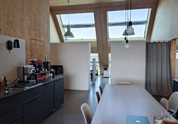 Moderner Büroteil mit hoher Deckenhöhe an zentraler Lage in Zürich-Binz 4