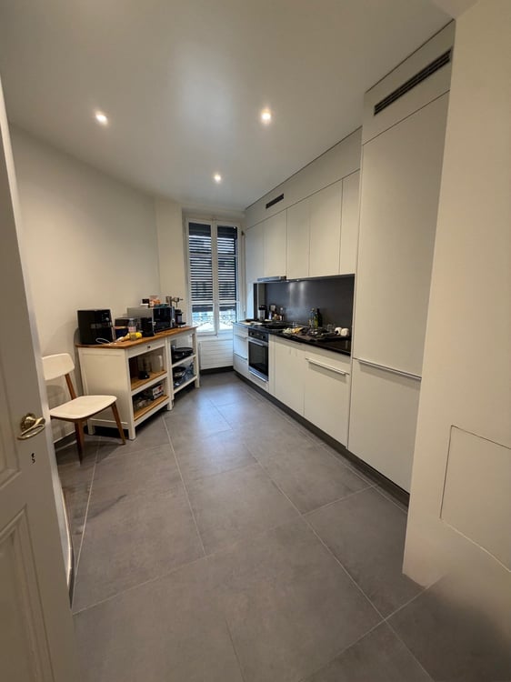 Charming 4-Room Apartment with Balcony & Lake Proximity in Geneva's 1207 5