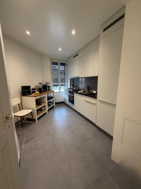Charming 4-Room Apartment with Balcony & Lake Proximity in Geneva's 1207 5