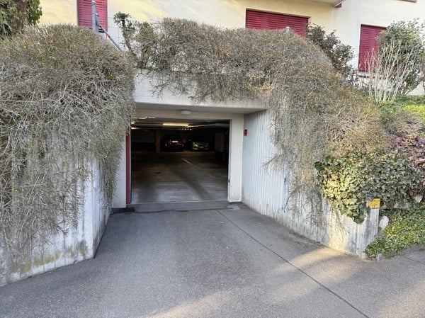 Einstellhallenplatz an der Segantinistrasse in Zürich-Höngg 2