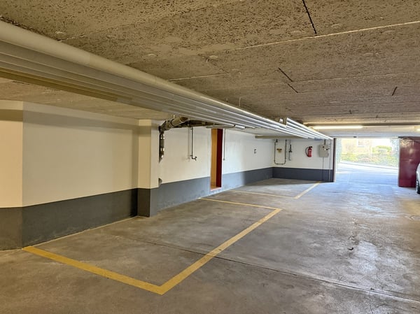 Einstellhallenplatz an der Segantinistrasse in Zürich-Höngg 3